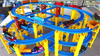 Thomas Plarail. Thomas' friends running on the oval five-tiered tower