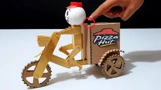 Robot Repartidor de Pizzas en Bicicleta Eléctrica hecho de Madera y Cartón DIY