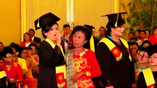 Tangiang Ni Dainang Oleh Shety Simamora Wisudawati Universitas Katolik Santo Thomas