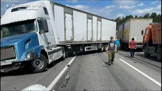 09.06.2021г - Массовое ДТП под Екатеринбургом. Два большегруза разорвали Ладу Приору.