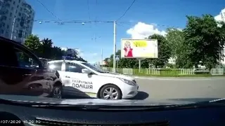 У Львові сталася аварія за участі поліцейського авто