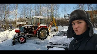 Почистил снег на тракторе и спас свою машину.