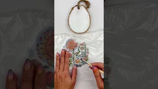 How to make wood slice ornaments with napkins.