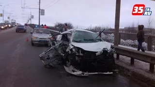 Серьезная авария произошла на Ленинградском мосту в Вологде