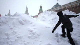 Москва оказалась во власти аномальных снегопадов. Сугробы побили прошлогодние рекорды