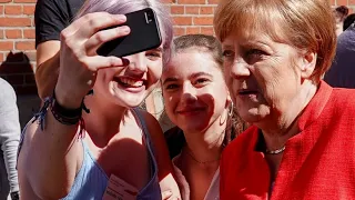 Lehrstunde bei der Kanzlerin: Merkel spricht mit Schülern über Europa