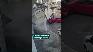 Caminhão tomba e esmaga carros | #shorts