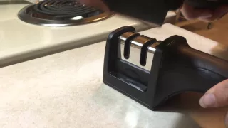 How to use a knife sharpener demonstration