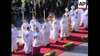 Pope says Mass for thousands of pilgrims at Bellahouston Park