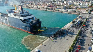 Οι Χιώτες μπλόκαραν την αποβίβαση των μηχανημάτων από τον Πελαγίτη