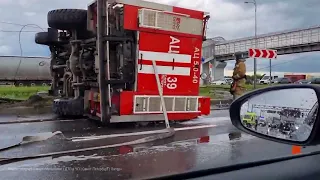 Движение по Пулковскому шоссе встало в час пик из-за аварии с пожарной машиной