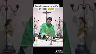 Padre tem crise de riso, durante a missa.  (foi eu mesmo kk) OFICIAL