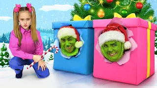 Sasha hornea casas de pan de jengibre y recibe regalos de Grinch en Navidad