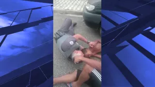 Policial deita no chão para acalmar criança atropelada