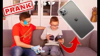 PRANK - J'OFFRE UN FAUX IPHONE 11 PRO À MON PETIT FRÈRE DE 8 ANS ! - Néo The One