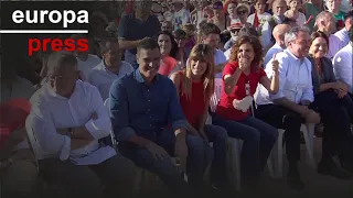 Sánchez llega al mitin del PSOE en Benalmádena acompañado de su mujer, Begoña Gómez