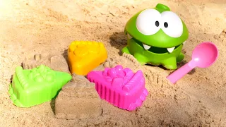 Ам Ням и игрушки. Песочница для малышей и игры с песком. Om Nom лепит куличики. Видео для детей