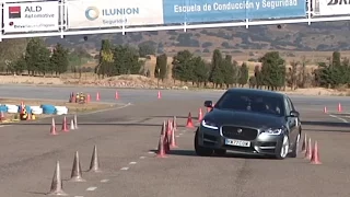 Jaguar XF 2016 - Maniobra de esquiva (moose test) y eslalon | km77.com