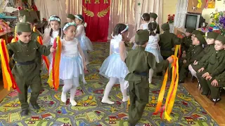 Танец Отмените войну в детском саду