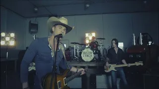 Dustin Lynch - She Cranks My Tractor (Music Video)