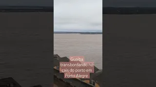 Guaiba transbordando no cais do porto em Porto Alegre