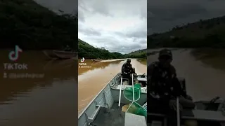 Passeio na represa da areia branca, no Rio manhuaçu. Esquentando os 15 hp yamaha e mercury 15 super