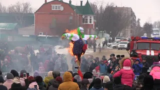 Проводы зимы в России проходят в Прощёный день масленицы широким народным гулянием