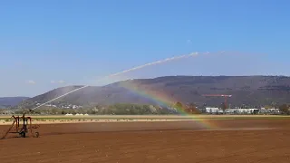 Beregnungsanlage im Eppelheimer Feld bei Heidelberg mit Regenbogen