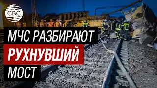 Спасатели работают на месте обрушения путепровода в городе Вязьма