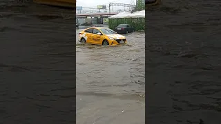 Дождь в Москве. Такси плывет.