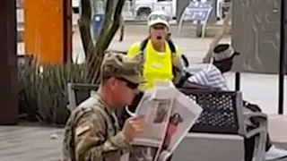 Un soldado está leyendo el periódico cuando una mujer salta a sus brazos. ¡Un momento conmovedor!