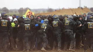 Polizisten stecken in Lützerath im Schlamm fest: Diese Videos gehen viral