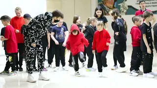 Little kids Dancing AWESOME SHUFFLE DANCE TUZELITY Дети Повторили Танец !