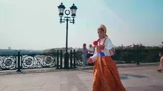 Сербская девочка поёт о России.