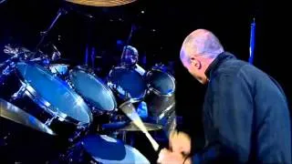 Филл Коллинз (Phil Collins) играет на ударниках