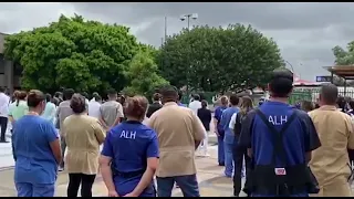 Minuto de silencio y aplausos para personal de salud y pacientes #COVID19.