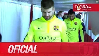 Messi y Luis Suarez se abrazan en el túnel de vestuarios