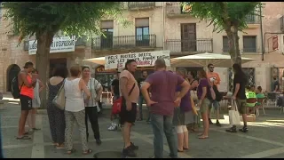Un centenar de persones protesten a Montblanc a favor de les dones al Ball de Bastons