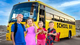 Cinq enfants vont à l'école dans un bus scolaire