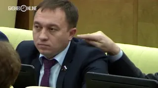 В Госдуме депутат решил подурачиться и засунул другому палец в ухо