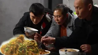 Jiang Ming's Family Eat Noodles Together