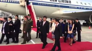 Chinese President Xi Jinping and wife Peng Liyuan arrive at Singapore's Changi Airport.