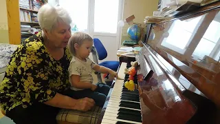Радослава Лемешкина, 1 год 7 месяцев. Играем ДО в трех октавах.