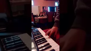 Este chico toca increible el piano