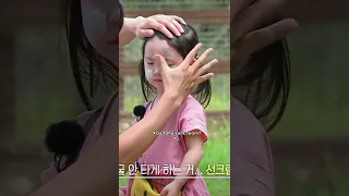 Lee Seung-gi wearing sunscreen on little girl face