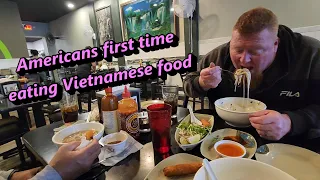 🇻🇳 American friends first time eating Vietnamese food: Phở Chả Gìo Gổi Cuốn, in. Mỹ ăn đồ Việtnam.