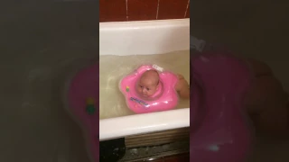 Тима купается с кругом в ванне 2