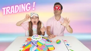 FIDGET TOYS TRADE à L'AVEUGLE (Pop it, Squishy, etc...) Père VS Fille // Kiara Paris 🌸