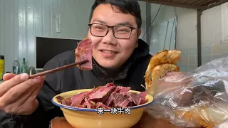 吃个兰州拉面，牛肉太少，小伙自己想办法，配大烧饼一次吃过瘾