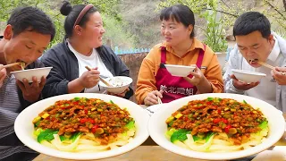 Sister Xia made meat sauce with noodles for her family, it was so delicious